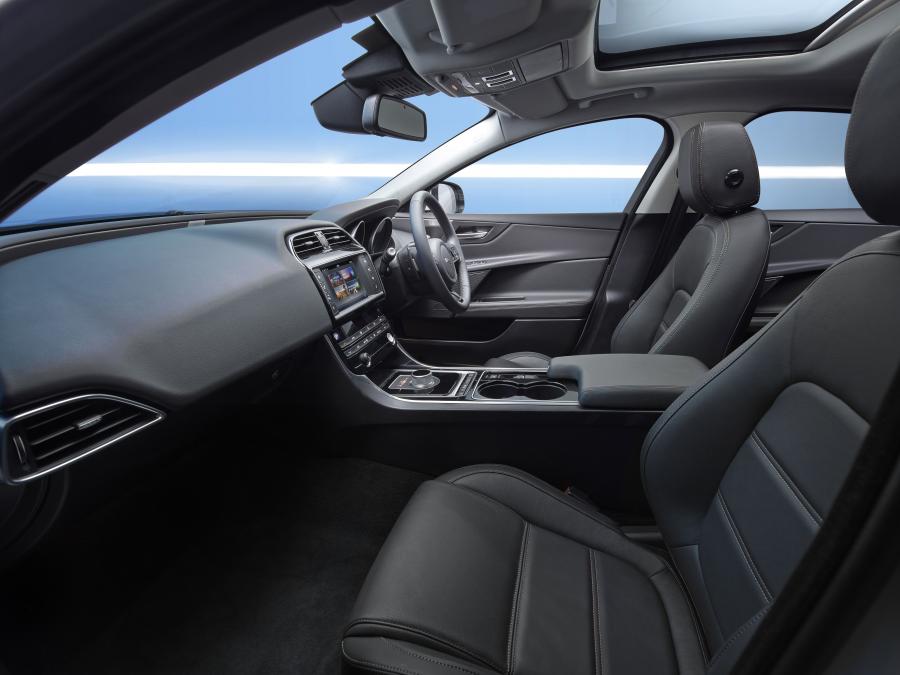  Jaguar XE Prestige 2015 года  (UK) (фото 9 из 15)